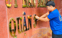 Đang gắn bảng tên phường, nhiều trụ sở quận thành nơi làm việc của phường mới ở TP.HCM