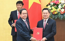 Chủ tịch Quốc hội Trần Thanh Mẫn trao các quyết định về nhân sự mới