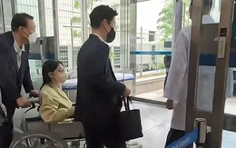 Cựu đệ nhất phu nhân Hàn Quốc Kim Keon Hee rời viện trên xe lăn
