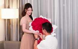 HLV Văn Sỹ Sơn quỳ gối cầu hôn bạn gái