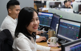 Ồ ạt lao vào mua cổ phiếu, cửa lời đang mở to hay rủi ro rình rập?
