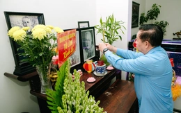 Trưởng Ban Tuyên giáo và Dân vận Trung ương thắp hương tưởng nhớ cố Tổng Bí thư Nguyễn Văn Linh