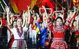 Người dân Yên Bái đội mưa xem chương trình nghệ thuật chào mừng thành lập tỉnh Lào Cai mới