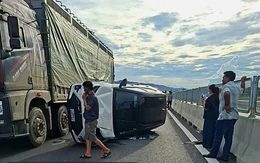 Va chạm trên cao tốc Bắc - Nam, xe 7 chỗ lật nghiêng giữa đường