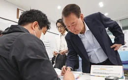 Vợ chồng cựu Tổng thống Yoon Suk Yeol đi bỏ phiếu bầu bầu cử ở Hàn Quốc