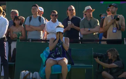 Tay vợt Kazakhstan không kìm được nước mắt khi thua thảm ở Wimbledon 2025