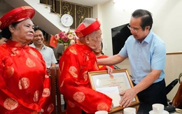 Chủ tịch Nguyễn Văn Được thăm, mừng thọ người cao tuổi tại quận Tân Bình