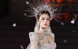 Tiểu Vy, Kiều Duy hóa thành nữ thần trong thiết kế của Phạm Đăng Anh Thư