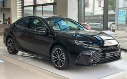 Tin tức giá xe: Toyota Camry giảm tới 100 triệu đồng tại đại lý