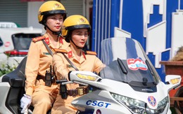 Ngắm 'bóng hồng' Cảnh sát giao thông 'chế ngự' siêu mô tô Honda Gold Wings