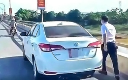 Dừng ô tô trên cầu ném đồ xuống sông, bị phạt 13,5 triệu đồng