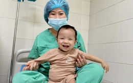 Bé trai 15 tháng tuổi hồi sinh kỳ diệu nhờ ghép gan của một người đàn ông 44 tuổi