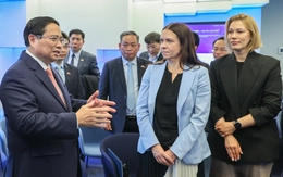 Thủ tướng thăm trung tâm Chính phủ số hàng đầu thế giới tại Estonia