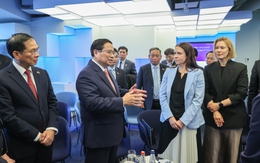 Thủ tướng thăm trung tâm Chính phủ số hàng đầu thế giới tại Estonia