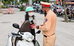 Cảnh sát giao thông 'bắt quả tang' nhiều người chạy xe máy lên vỉa hè tại TP.HCM