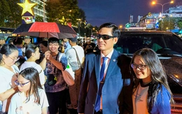 Người dân 'đội mưa' chụp ảnh cùng lực lượng cảnh vệ K01