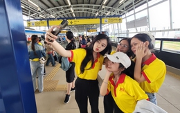 Học 'Làm báo cùng Tuổi Trẻ', sinh viên Trường đại học Cửu Long được tác nghiệp tại tuyến Metro số 1