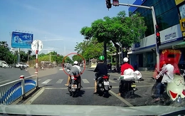 Thanh niên bị rơi điện thoại khi dùng tay che biển số để vượt đèn đỏ