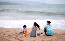 Đau đầu khi con nghỉ hè toàn ôm điện thoại 'chiến' game