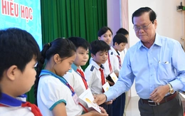 Trao 230 suất học bổng cho học sinh nghèo hiếu học ở Kiên Giang