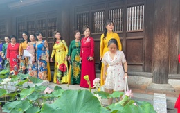 Mang cả hồ sen đến sân Văn Miếu Quốc Tử Giám