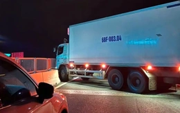 Xe đông lạnh chắn ngang, cao tốc Vĩnh Hảo - Phan Thiết kẹt dài, nhiều người xách loa hát live
