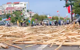 Lật xe tải chở gỗ, một học sinh bị đè chết ở Đắk Lắk
