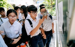 Cấm học sinh dùng điện thoại trong trường: Cần làm ngay!