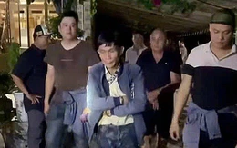 Đang say mê đánh bầu cua thì cảnh sát ập vào, 11 con bạc về đồn