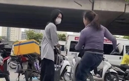 Cô gái đứng ở vỉa hè bị đuổi vì 'đứng vào chỗ bán hàng'; Cấm học sinh dùng điện thoại trong trường