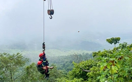 Giải cứu 2 người đi xe máy mất lái, rơi xuống vực ở núi Ba Vì