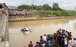 Hiện trường vụ ô tô tông hai xe máy rơi sông, tìm thấy thi thể bé trai
