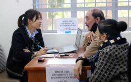 Dân làm thủ tục hành chính nhanh nhờ cán bộ bán chuyên trách về khu phố 'cầm tay chỉ việc'