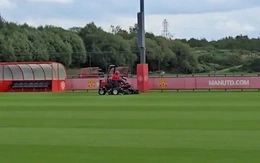 Fan ‘tủi thân’ khi Man Utd đăng video cắt cỏ lúc đối thủ rầm rộ ‘mua sắm’