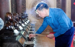Trưởng Ban Tuyên giáo và Dân vận Trung ương dâng hương tưởng niệm Chủ tịch Hồ Chí Minh, các liệt sĩ