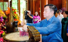 Trưởng Ban Tuyên giáo và Dân vận Trung ương dâng hương tưởng niệm Chủ tịch Hồ Chí Minh, các liệt sĩ