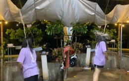Cô gái ướt như chuột lột vì tấm bạt che mưa phản chủ