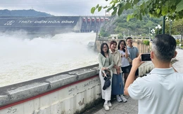 Hồ thủy điện Hòa Bình được lệnh mở cửa xả đáy thứ ba