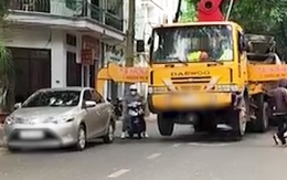 Xe đổ bê tông ngang nhiên chặn đường, gây cản trở giao thông ở Đắk Lắk