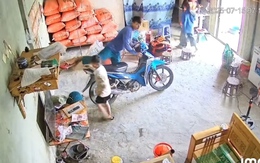 Xe máy kẹt tay ga bỏ chủ lao xuống vườn