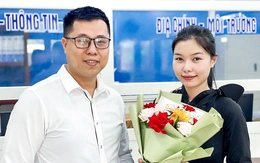 Người dân đến trụ sở xã, phường ngày đầu tại TP Đà Nẵng mới bất ngờ được… tặng hoa, chúc mừng