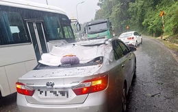 Cây ngã chắn ngang đèo Bảo Lộc, đè trúng ô tô