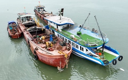 Tàu du lịch bị lật đã được đưa về khu vực Nhà máy đóng tàu Hạ Long để điều tra