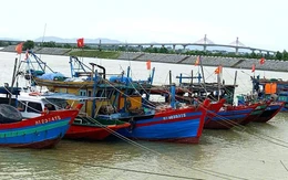Hà Tĩnh cấm tàu thuyền ra khơi từ 12h trưa nay