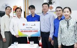 Trung ương Đoàn thăm, trao học bổng cho thủ khoa 30 điểm Phan Quang Hiển Vinh