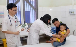 Bé trai 2 tuổi ngã xuống hồ cá koi được cứu sống thần kỳ