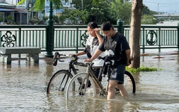 Thủy triều lên nhanh sau bão số 3, nhiều đường phố Hải Phòng thành sông