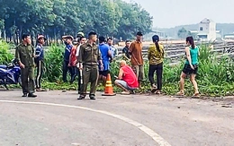 Xe máy lao xuống lề đường văng xa cả chục mét, một người chết
