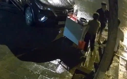 Người đàn ông lái ô tô leo lên vỉa hè tông vào xe đẩy hàng ở Kon Tum