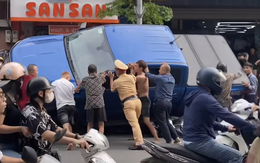 Ô tô bán tải đè loạt xe máy trên phố, cảnh sát cùng người dân giải cứu người mắc kẹt